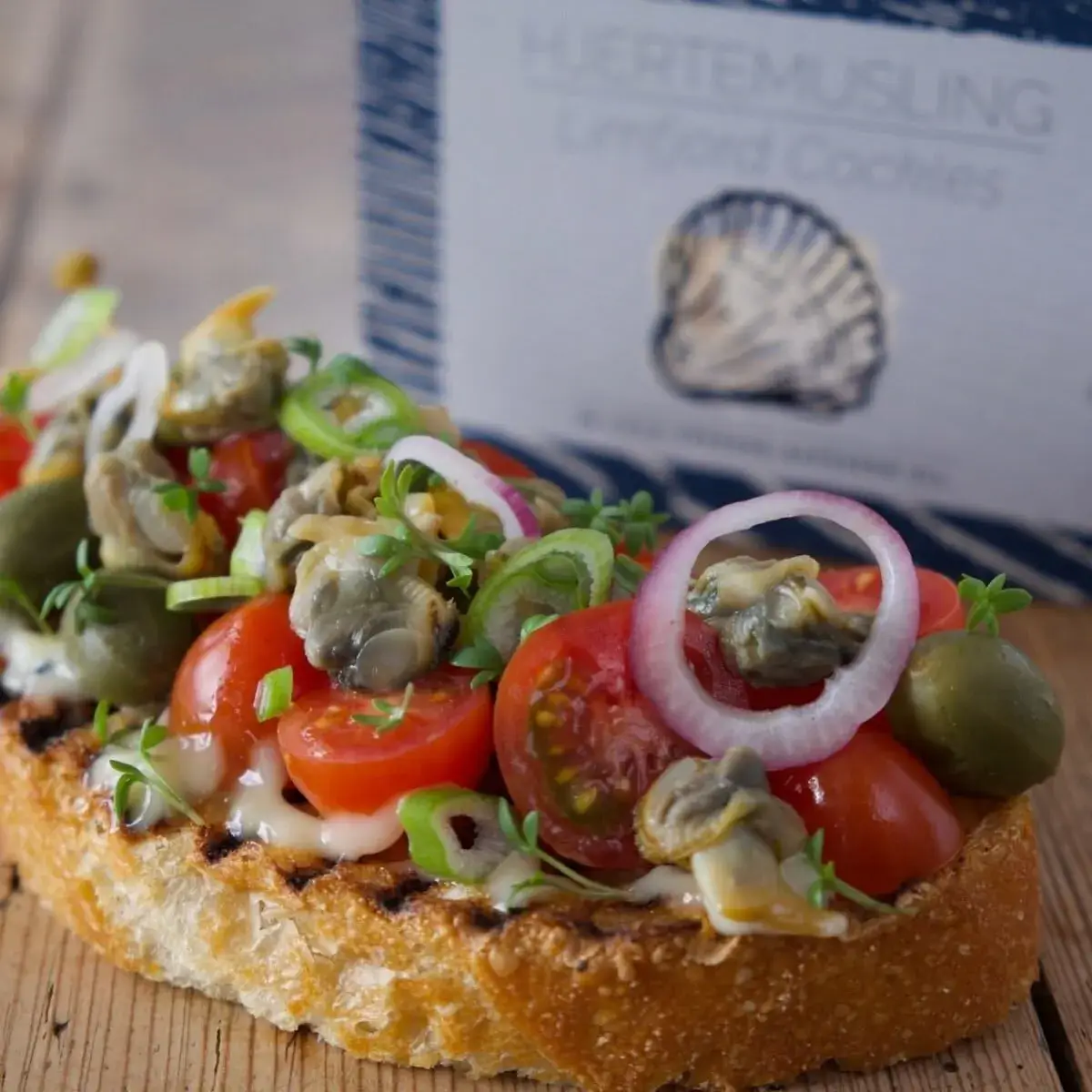 Bruschetta met kokkels, kerstomaat, rode ui en tuinkers