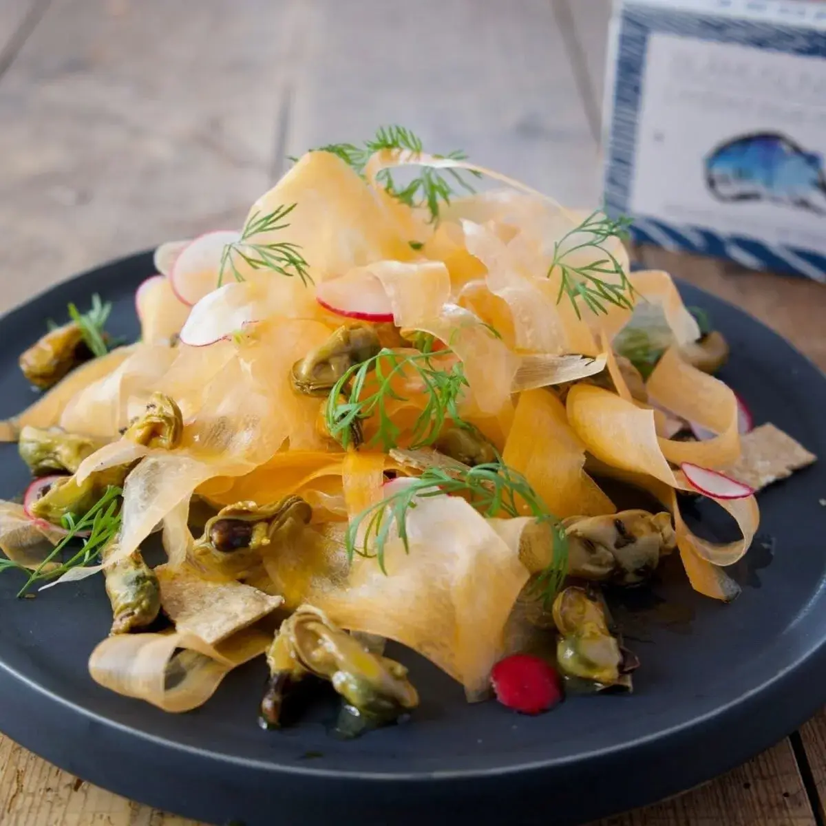 Salade met blauwe mosselen, koolrabischilfers, radijs en dille