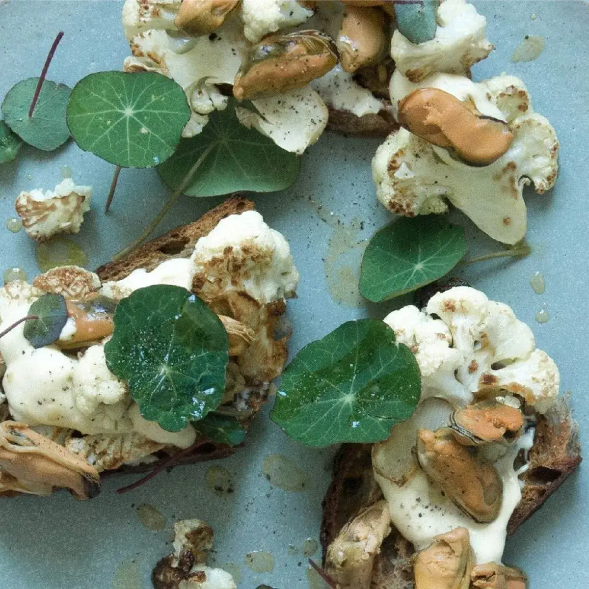 Tartine met gerookte mosselen, geroosterde bloemkool en Oost-Indische kers