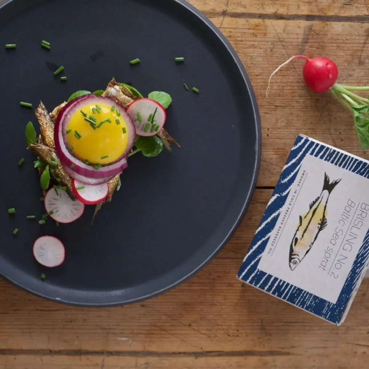 Sprot-tartaar met eidooier, rode ui, radijs en bieslook