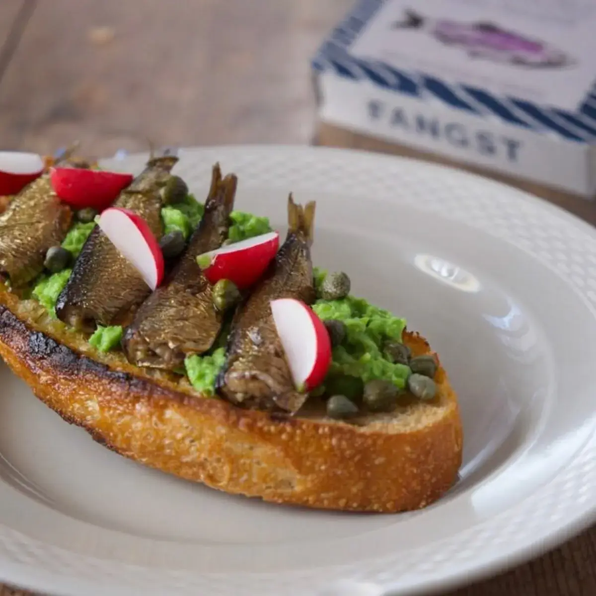 Tartine met sprot op avocado, kappers en radijs