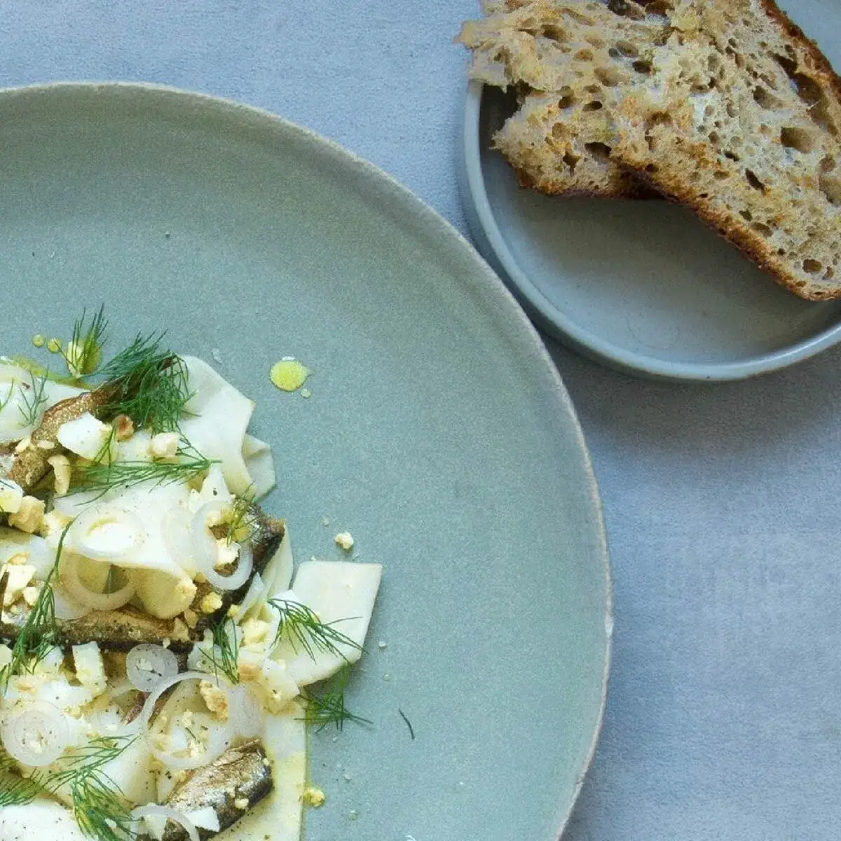 Sprot met gemarineerde selderij, sjalot, ei en hazelnoot