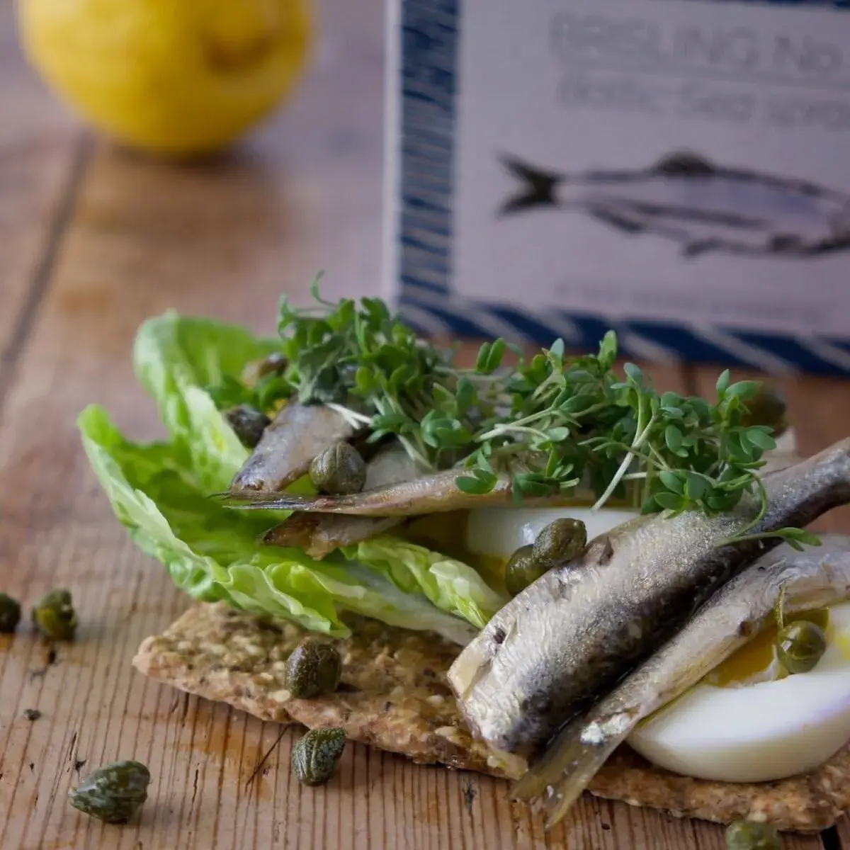 Sprot op cracker met sla, ei, kappers en tuinkers